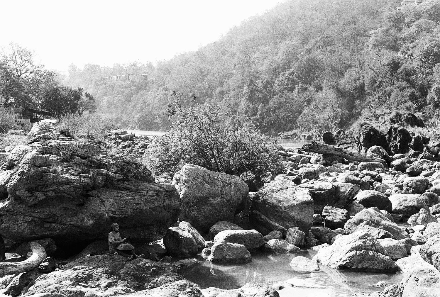 Lancelot jouant du handpan dans le lit du Gange, à Rishikesh, en Inde